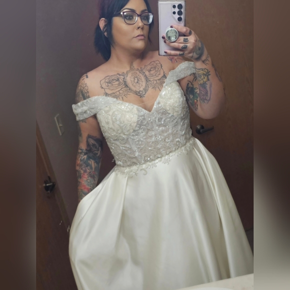 Size 14 beaded Aline wedding dress with pockets unaltered - Picture 9 of 16